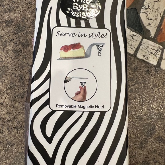 NEW Wild Eye Design Stainless Steel High Heel Cake Server - Picture 7 of 8